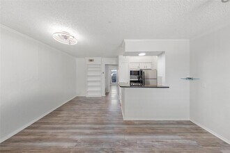 Building Photo - 2401 Manor Rd