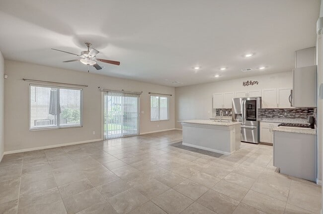 Foto del edificio - Spacious 4 Bedroom Home!