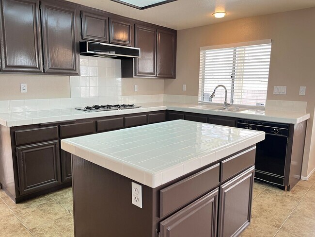 Foto del edificio - Large 4 bedroom home in Orangecrest for rent!