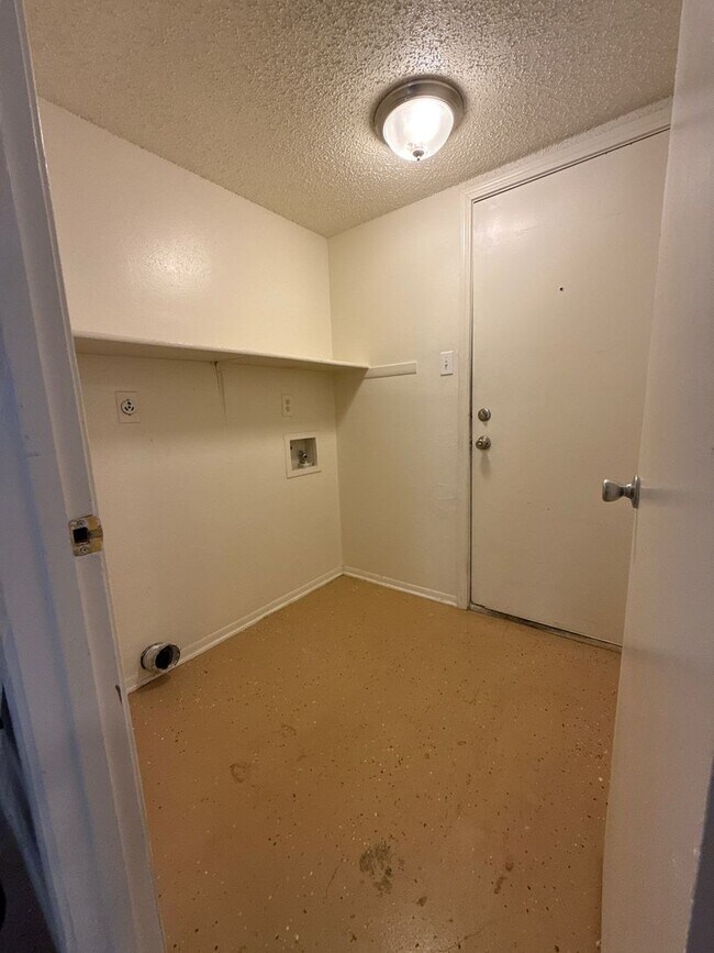 Foto del edificio - 8427 Dixon Ridge Dr
