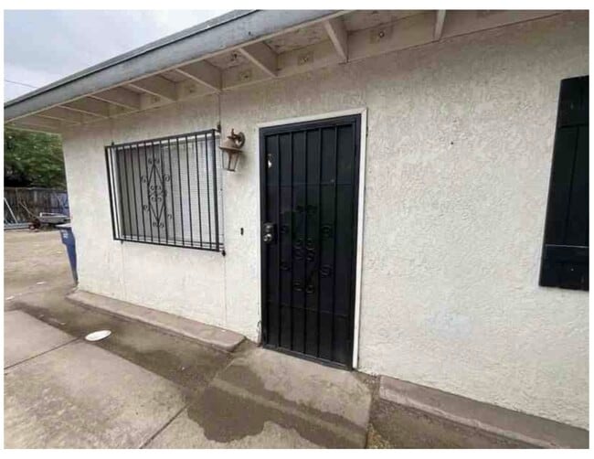 Building Photo - 3515 S 8th Ave