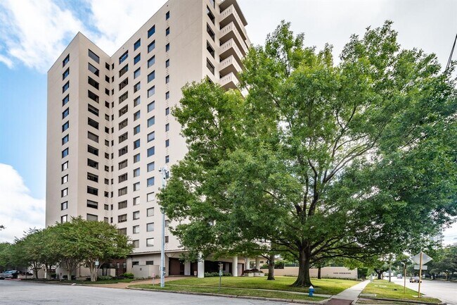 Building Photo - 1400 Hermann Dr