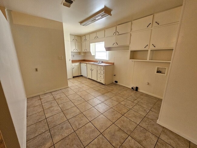 Building Photo - Spacious 3-Bedroom Home