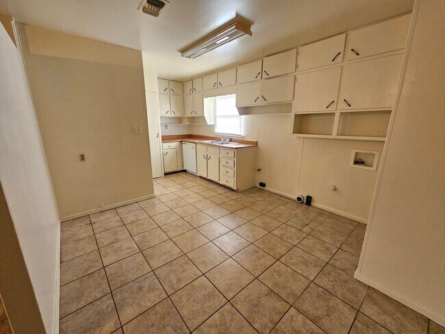 Foto del edificio - Spacious 3-Bedroom Home