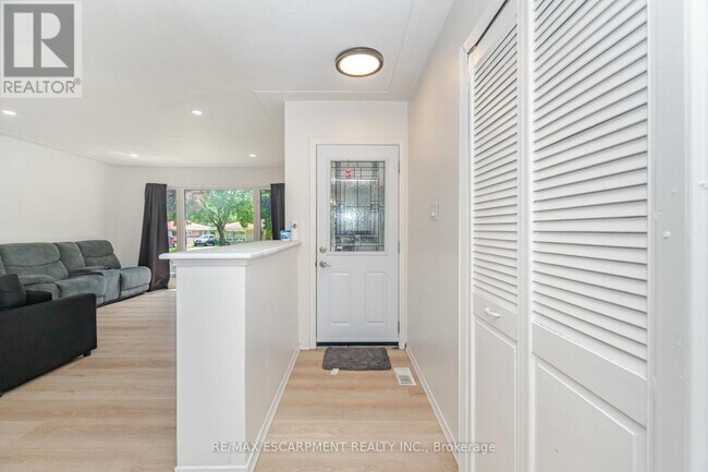 Photo du bâtiment - 214 Forest Hill Dr