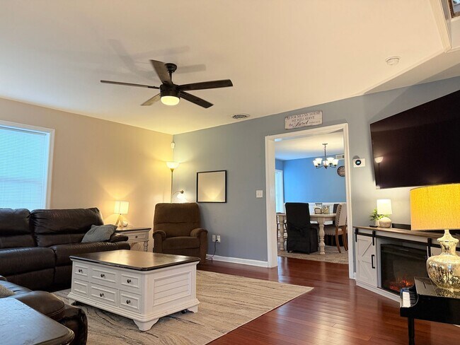 Foto del edificio - Modern Charm & Walkable Downtown Living in...