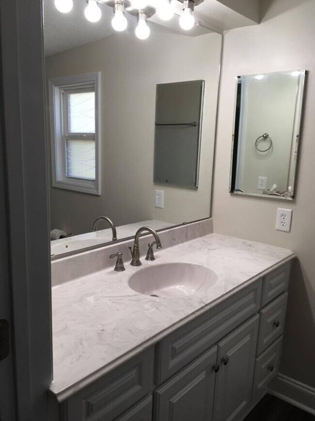 Building Photo - Fully Renovated Cottage with Lake Views in Gainesville