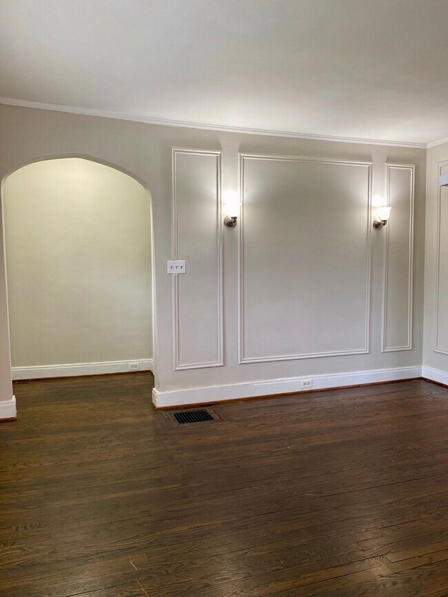 Building Photo - Charming 1930s 3/1 Cottage in WeHo!