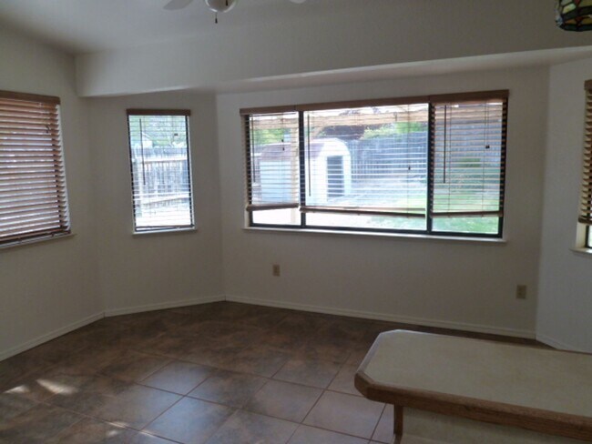 Foto del edificio - Spacious Home in Desirable Quail Ridge Neighborhood