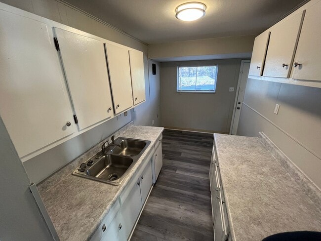Building Photo - 3 Bedroom 1 Bath Home with Attached Garage...