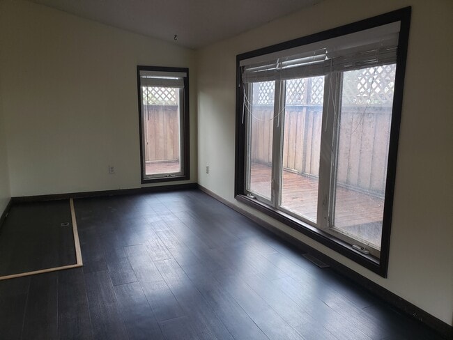 Building Photo - 109 Florence St