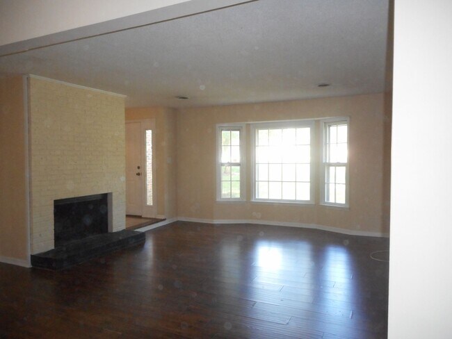 Foto del edificio - 3-bedroom, 2-bath Brick Home