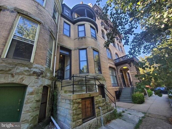 Building Photo - 2026 Mt Royal Terrace