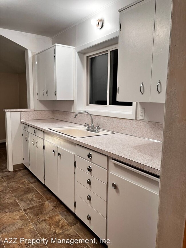 Foto del edificio - 3 br, 1 bath House - 5844 NE 13th Ave.