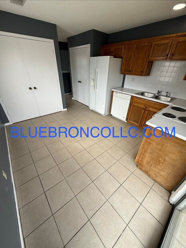 Foto del edificio - New carpet and Fresh paint in this wonderful townhome.