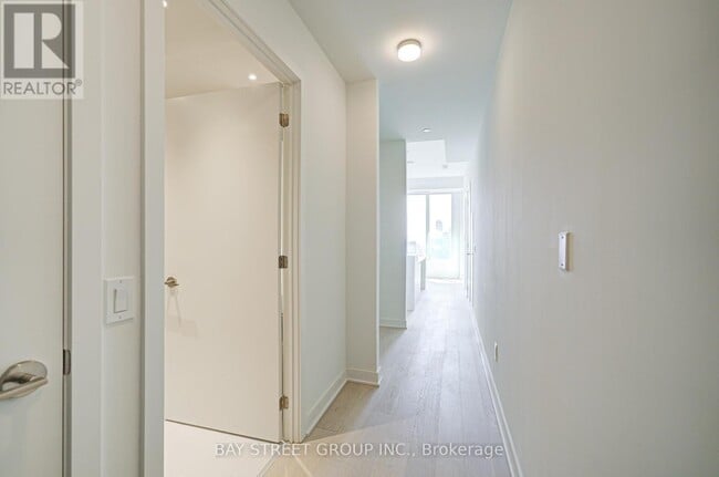 Photo du bâtiment - 11-5411 Yorkville Ave