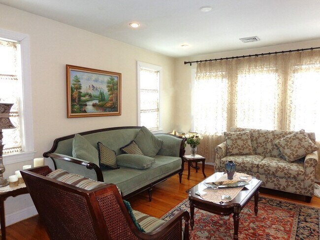 Foto del edificio - 34-36 Charles River Rd