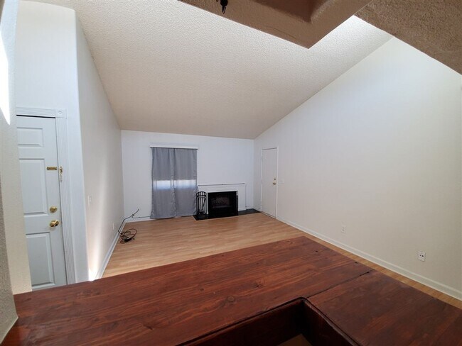 Building Photo - Bright Conveniently Located Condo in North...