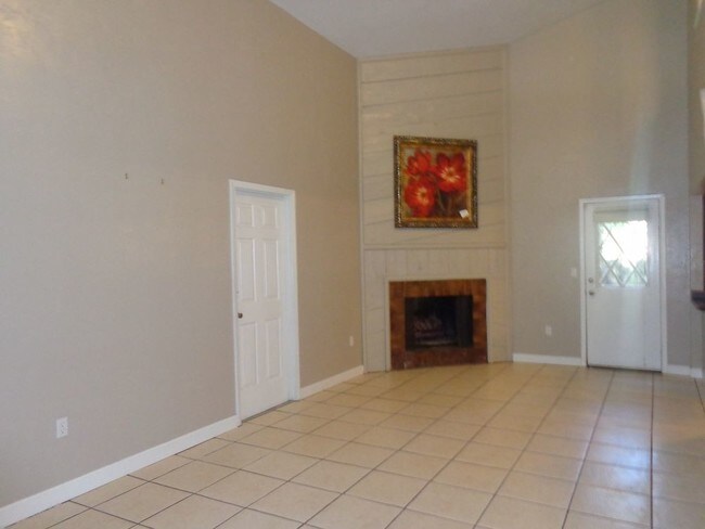 Foto del edificio - 1120 SW 19th Place PENDING LEASE