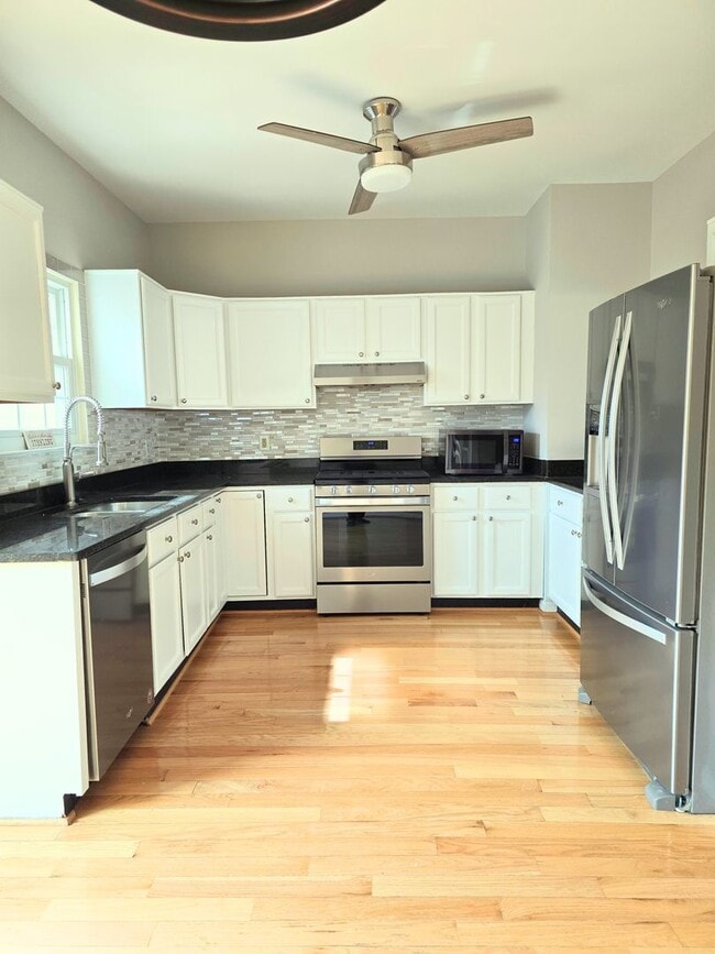 Building Photo - Beautiful 3 level garage townhome