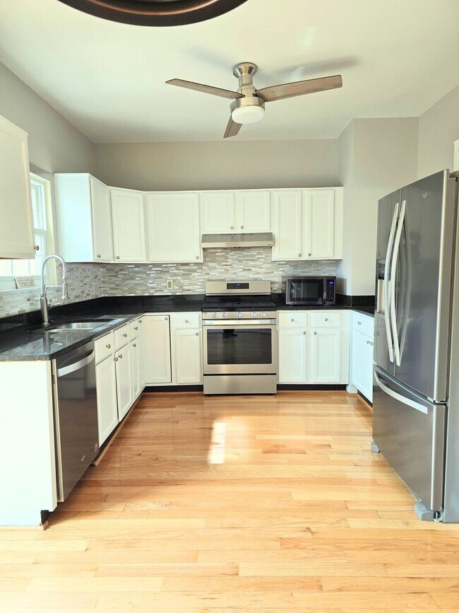 Foto del edificio - Beautiful 3 level garage townhome