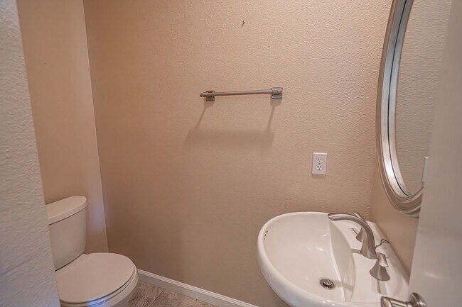 Foto del edificio - COMING SOON! Charming 2-Bedroom Townhome in Valencia with Backyard & Community Amenities!