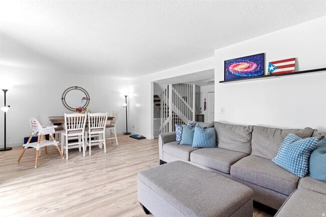 Foto del edificio - "Spacious 3-Bed Oasis with Fireplace & Modern Vinyl Touches in Ogden"
