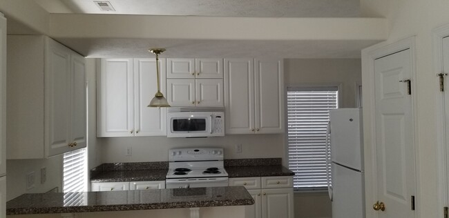 Building Photo - 2 Bedroom , 2.5 bath townhouse with 1 car ...