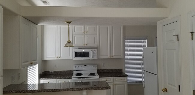 Foto del edificio - 2 Bedroom , 2.5 bath townhouse with 1 car ...