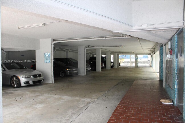 Building Photo - 335 Collins Ave
