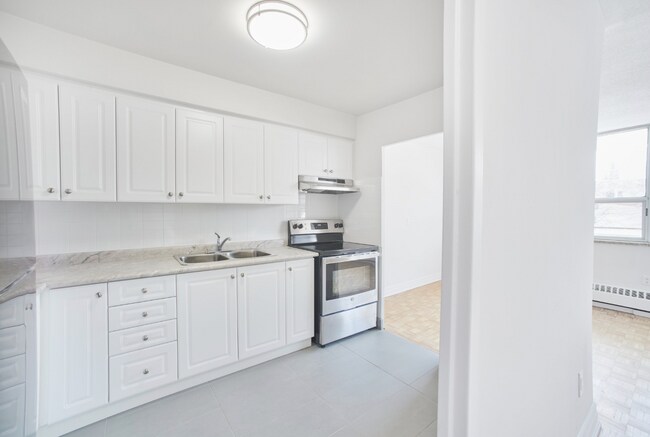 Building Photo - NEWLY RENOVATED 2 Bedroom Apt - MISSISSAUGA