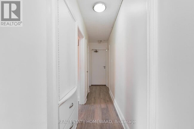 Photo du bâtiment - 44-44 Pharmacy Ave