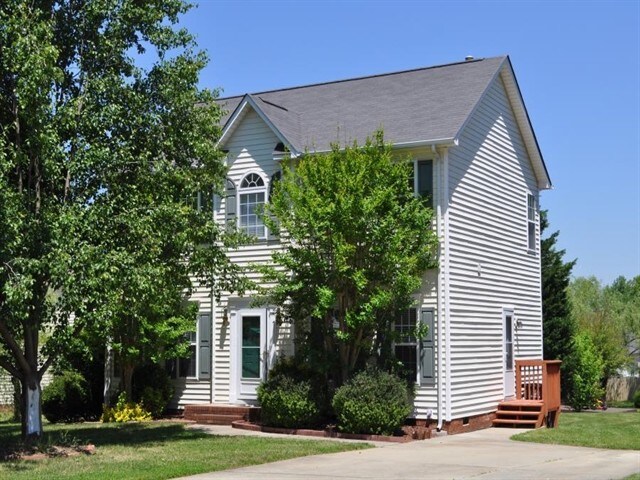 Foto principal - 1715 Spencer Drive