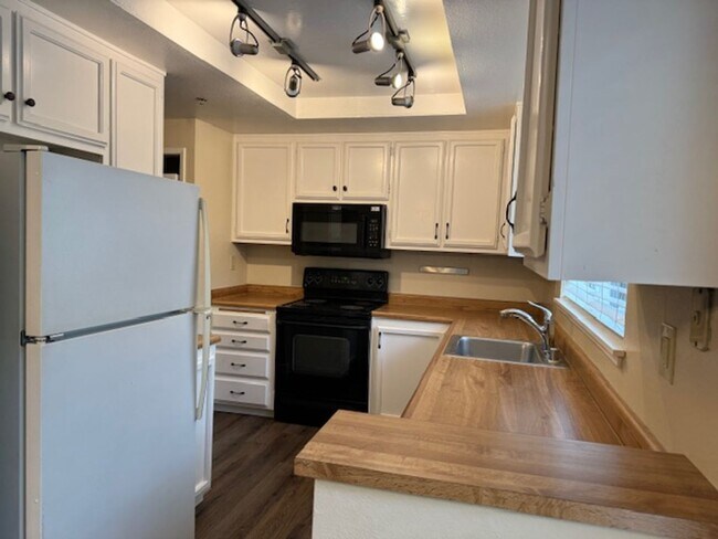 Foto del edificio - Wonderful lower level Condo with Laminate ...