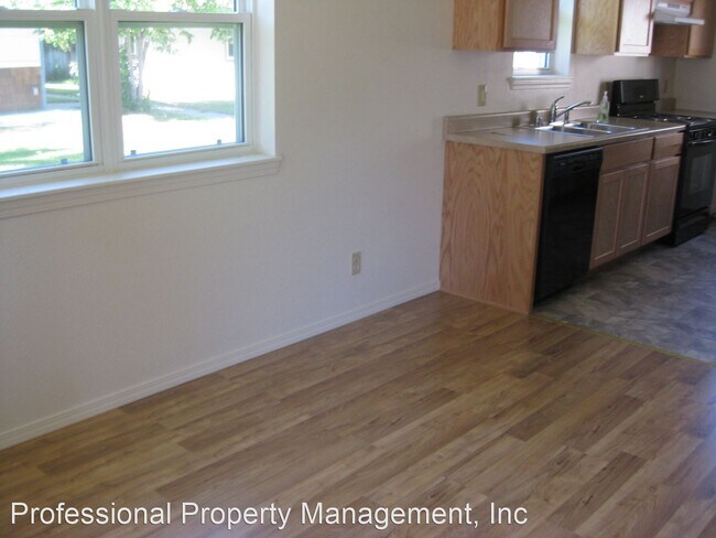 Building Photo - 3 br, 1.5 bath House - 804 Defoe St - B