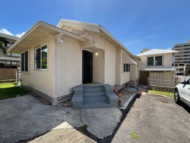 Building Photo - 1717 Kewalo St