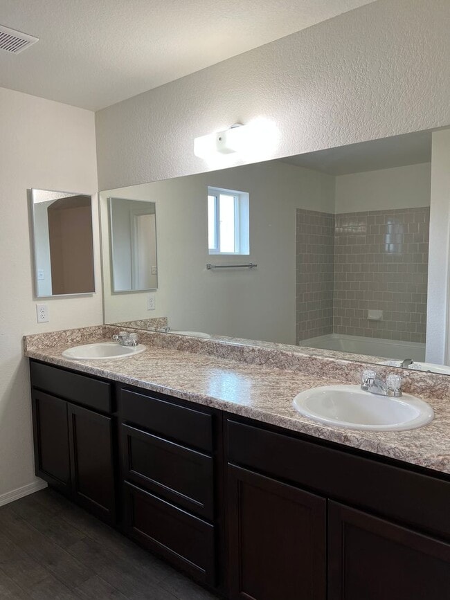 Foto del edificio - 5 BEDROOM HOME!