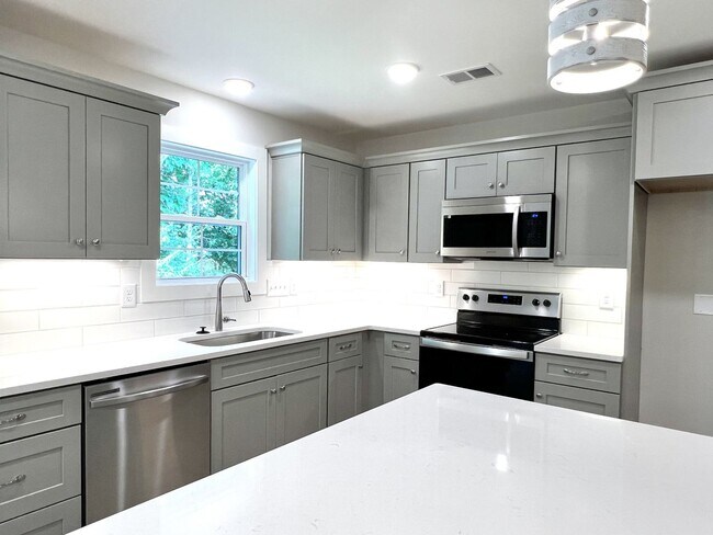 Foto del edificio - TOWNHOME ON WEST SIDE NEAR FIVE OAKS GOLF COURSE!