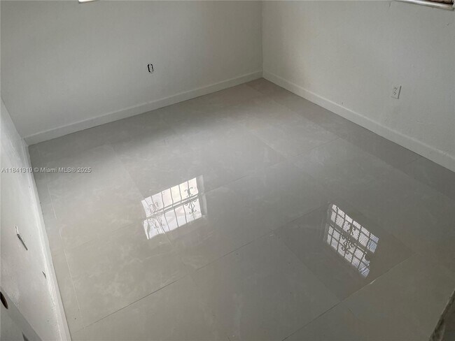 Foto del edificio - 1400 NW 73rd St