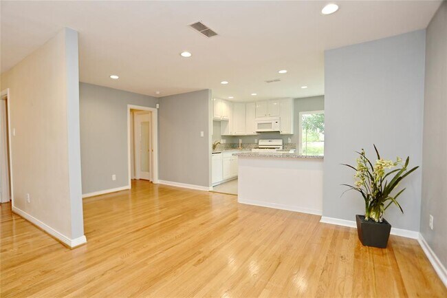 Building Photo - 10206 Bassoon Dr