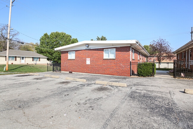 Building Photo - Lloyd Apartments