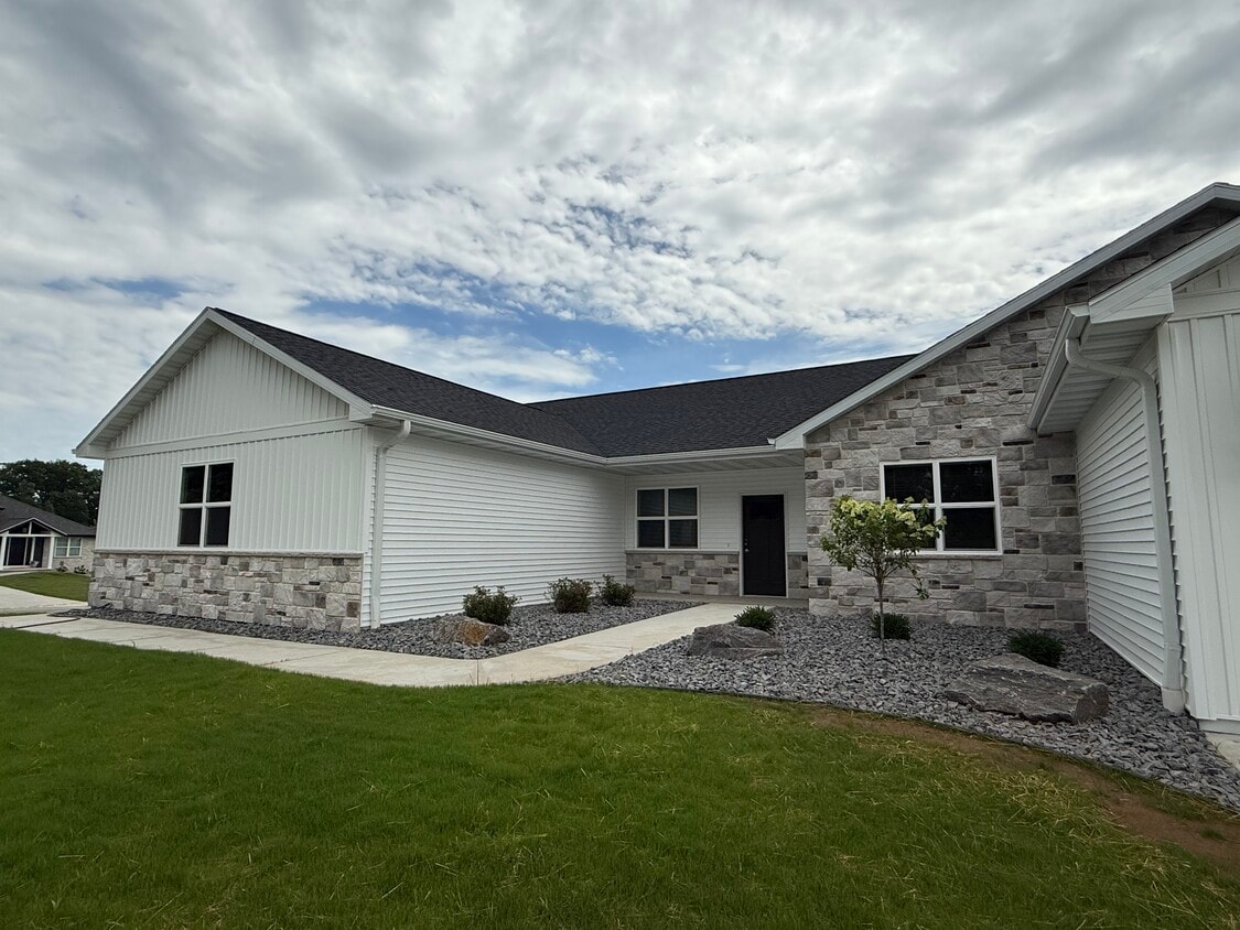 Primary Photo - 2129 Clover Field Dr
