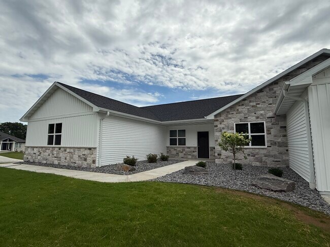 Building Photo - 2129 Clover Field Dr