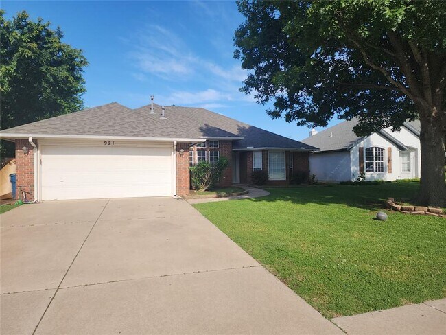 Building Photo - 921 Blue Ridge Dr