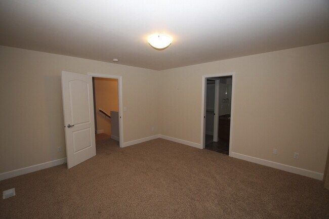 Building Photo - 3 Bedroom Townhouse in East Anchorage!