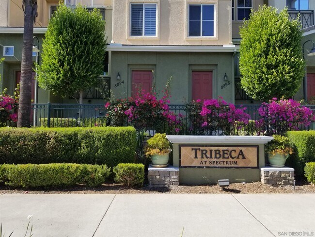 Foto del edificio - 8882 Spectrum Center Blvd
