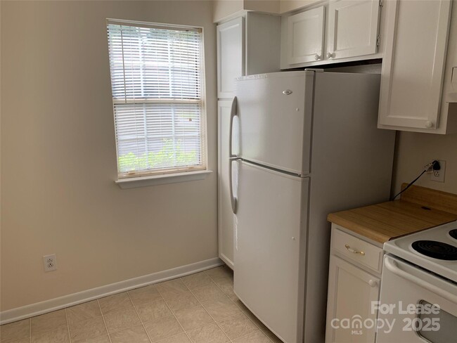 Building Photo - 2939 Heathstead Place
