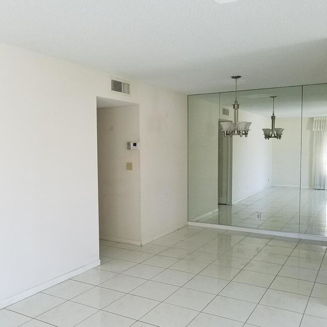 Foto del edificio - 455 High Point Blvd