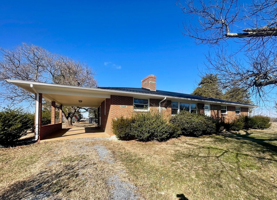 Foto principal - Secluded home in Nathalie, VA