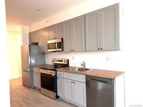 Building Photo - 362 W Merrick Rd